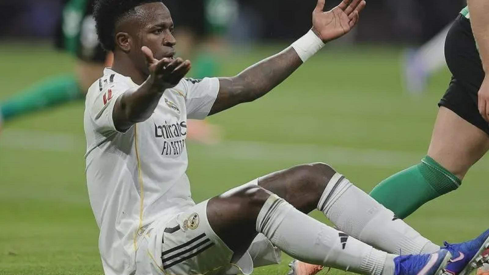 皇冠体育独家专栏：近18场0球！1.5亿巨星再遭皇马球迷狂嘘 被换下黑脸+赛后径直离场